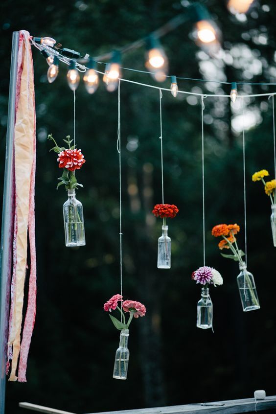 Blumen in Glasvasen - Gartenparty-Deko-Ideen