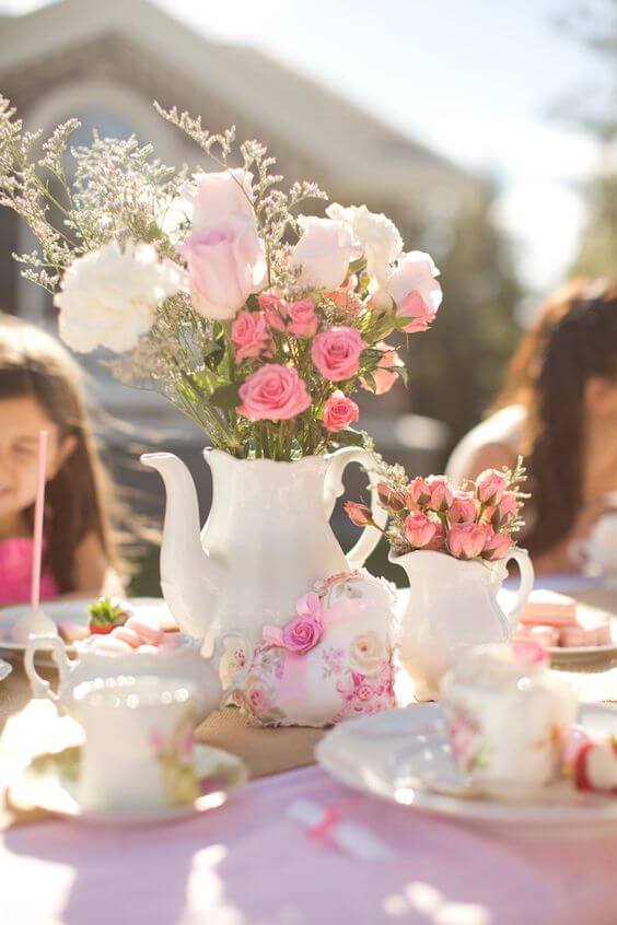 Tee-Party Ideen mit Teekannen und Blumen