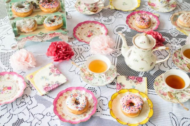 Tisch decken für deine Tee-Party - bunte Teller und Leckereien
