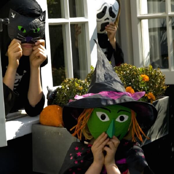 Selbstgemachte Halloween Masken aus Zeitungspapier