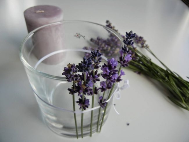 Glas mit Lavendel Dekoration