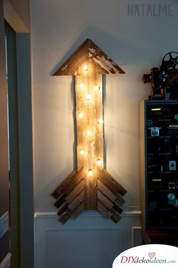 rustikale Holzdeko mit Beleuchtung