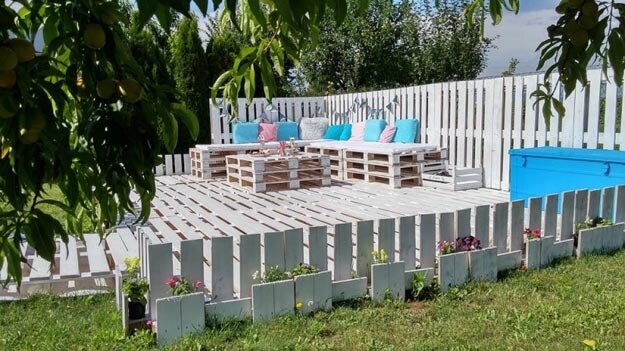 Sommer-Lounge aus Europalette bauen - Bunte Kissen und Pflanzen