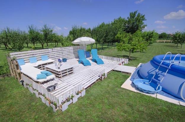 Sommer-Lounge aus Europaletten mit Pool