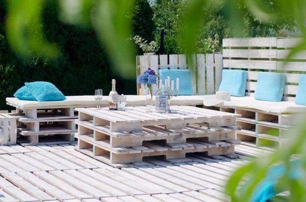 Gemütliche Gartenmöbel aus Holz bauen