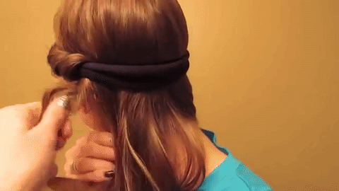 Haarsträhnen in das Haarband einstecken
