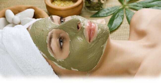 Matcha Gesichtsmaske auftragen, Hausmittel gegen große Poren