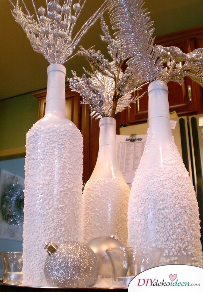 DIY Weihnachtsdeko Bastelideen mit Weinflaschen, Weiße Glitzervase mit Schneespray, Kunstspray