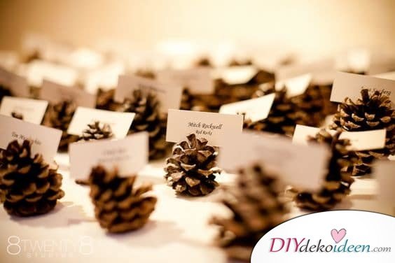 DIY Weihnachtsdeko Bastelideen mit Tannenzapfen-Platzkarten zu Hochzeit oder zum Weihnachtsfest selber machen