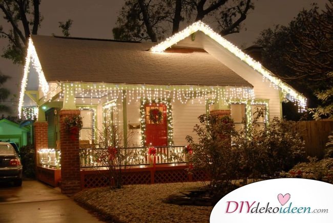 Weihnachtsdeko Ideen mit Lichterketten-Haus von außen dekorieren