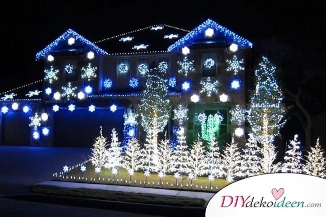Weihnachtsdeko Ideen mit Lichterketten-Haus von außen dekorieren