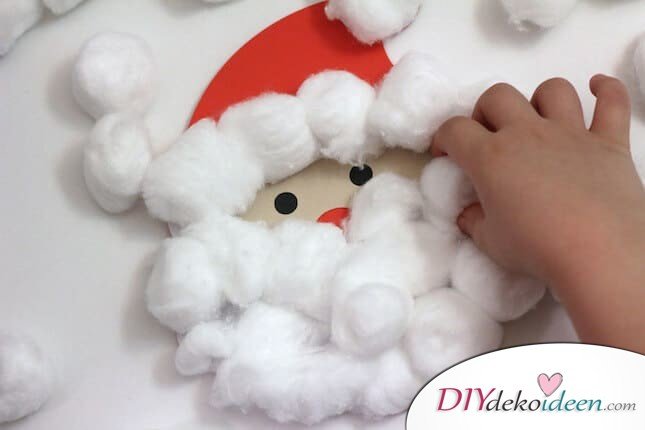 DIY Bastelideen für Weihnachtsbasteln mit Kindern, Geschenke selber machen, Weihnachtsmann aus Karton und Watte basteln