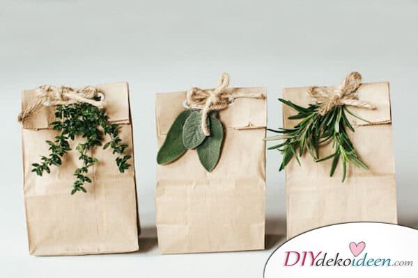 DIY Weihnachtsdeko und Bastelideen zu Weihnachten, skandinavische Deko, Geschenke verpacken, Geschenkpapier