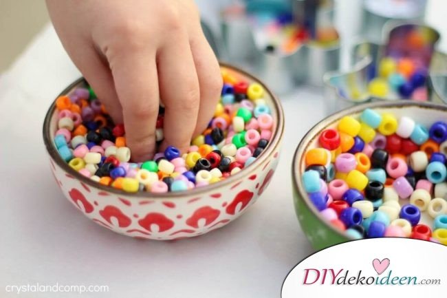 DIY Bastelideen für Weihnachtsbasteln mit Kindern, Geschenke selber machen, Perlen schmelzen, Perlen-Deko selber machen
