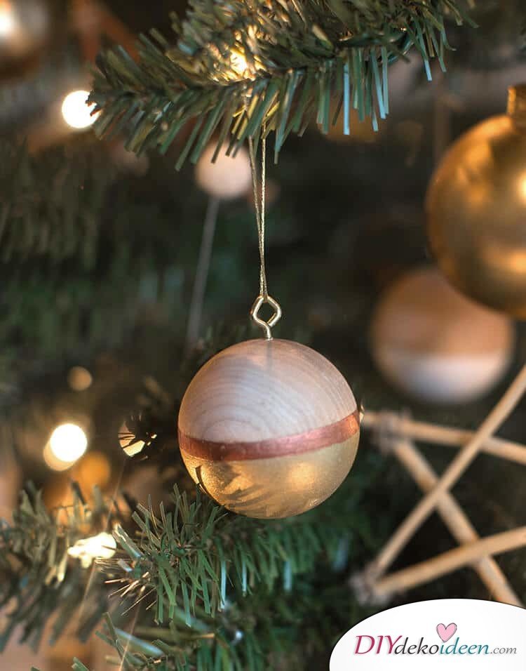 DIY Weihnachtsdeko und Bastelideen zu Weihnachten, skandinavische Holzkugel färben, DIY Weihnachtskugel