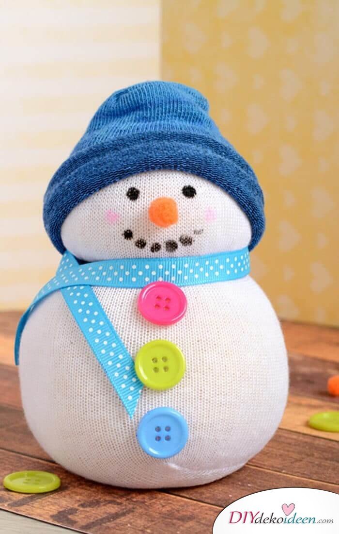 DIY Bastelideen für Weihnachtsbasteln mit Kindern, Geschenke selber machen, Mit Socken und Reis basteln, Schneemann und Pinguin Deko