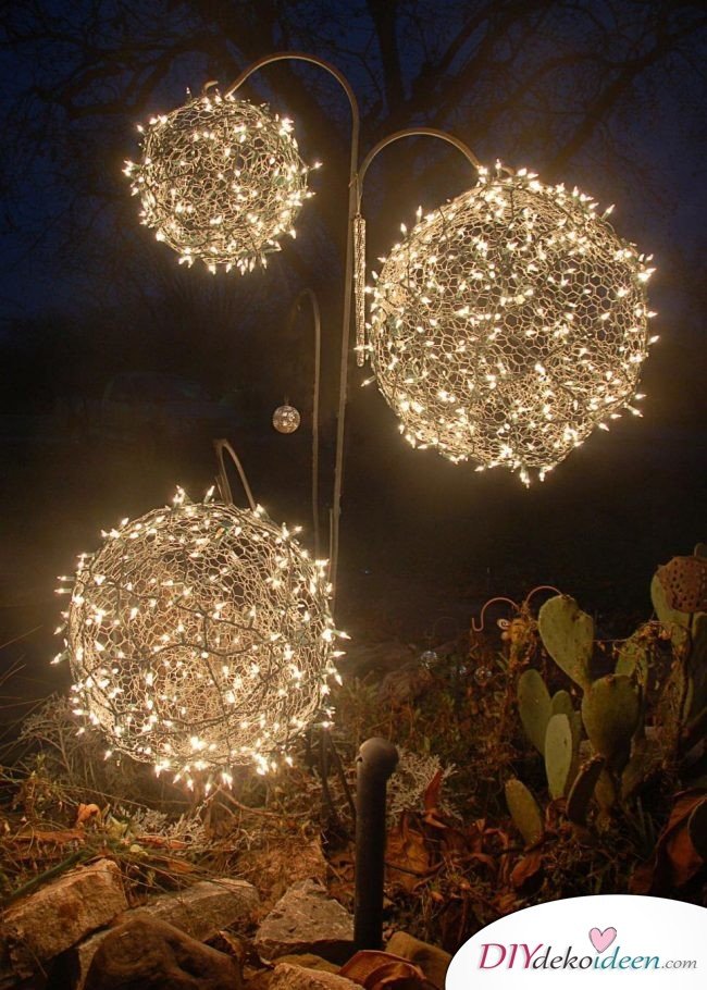 Weihnachtsdeko Ideen mit Lichterketten-leuchtende Kugeln für den Garten basteln