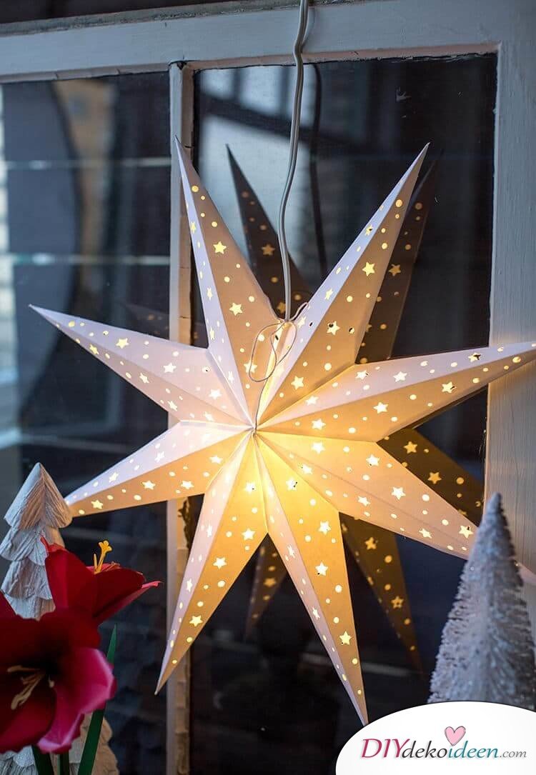 DIY Weihnachtsdeko und Bastelideen zu Weihnachten, skandinavische Deko, Weihnachts-Stern basteln mit Lichterketten, Fensterdeko