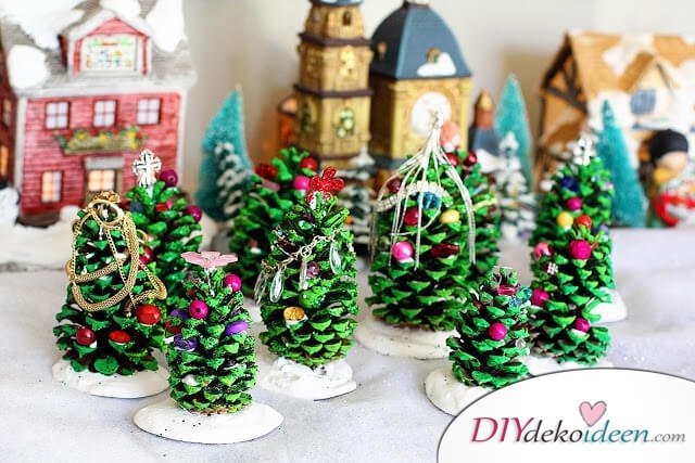 DIY Bastelideen für Weihnachtsbasteln mit Kindern, Geschenke selber machen, Tannenzapfen Deko bemalen