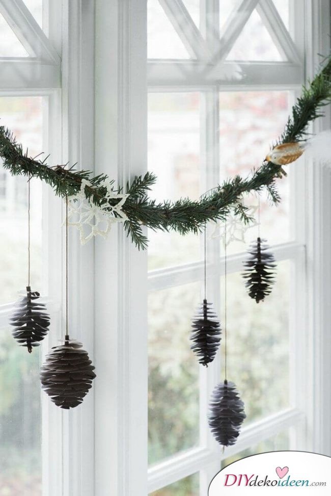 DIY Weihnachtsdeko und Bastelideen zu Weihnachten, skandinavische Deko, Weihnachtsschmuck, Fensterdeko mit Tannenzapfen