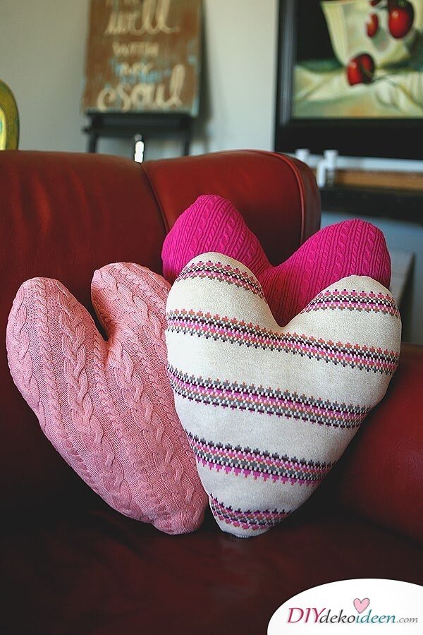 Herzförmige Pulloverkissen - DIY Dekoidee für den Valentinstag