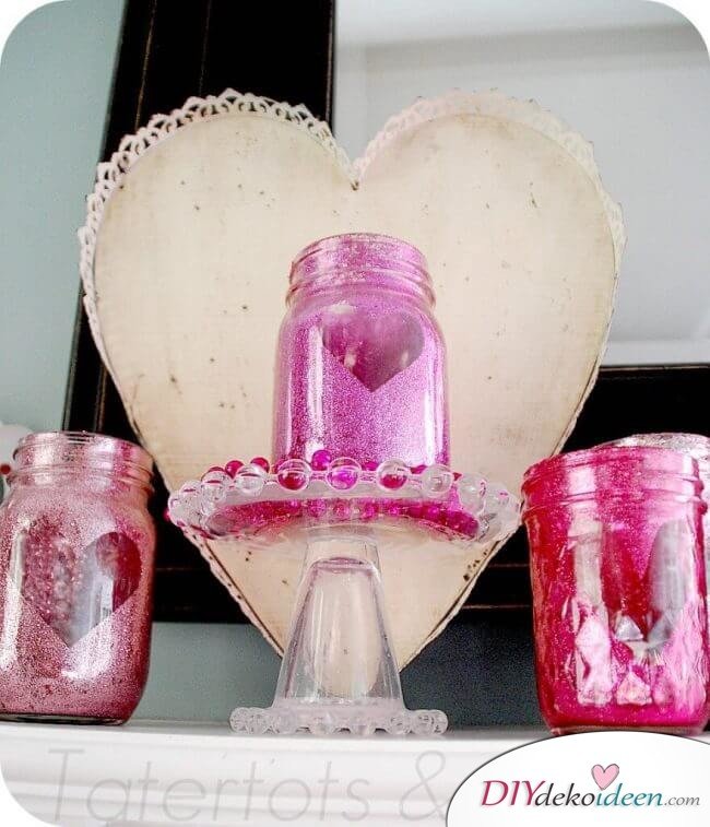 DIY Bastelidee für den Valentinstag - Glitzerndes Kerzenglas 