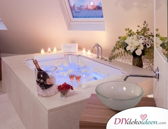 Wellness zu Hause: romanisches Bad zum Valentinstag - Rosen, Kerzen, Champagner 
