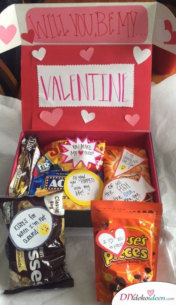 Geschenkpaket mit Süßigkeiten zum Valentinstag