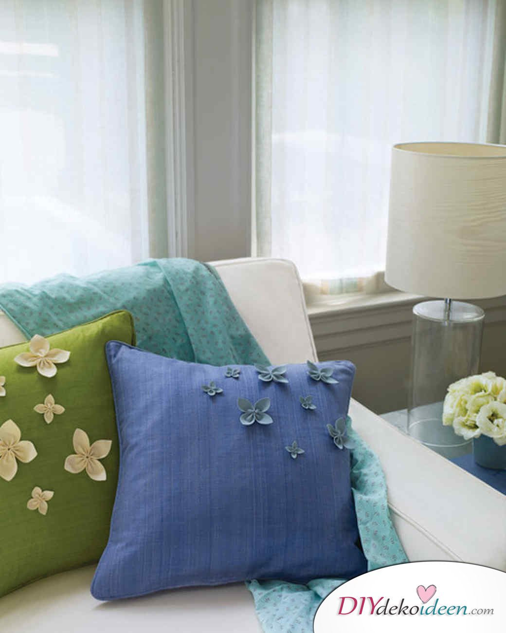 DIY Ideen - Frühlingsdeko selbst gestalten - Kissen mit Blütenblättern 