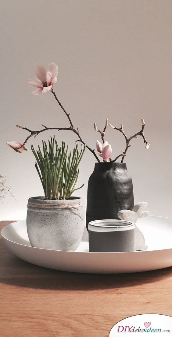 25+ DIY Deko Ideen zu Ostern, dezente Vasen als Tischdeko mit Magnolie
