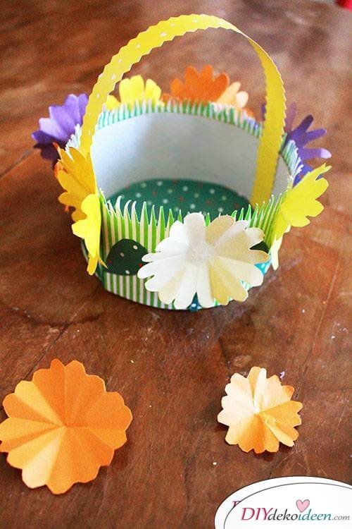 DIY Osterkörbchen mit Papierblumen dekorieren 