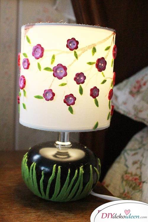 DIY Frühjahrsdekoideen – Lampe mit Pfirsichblüten