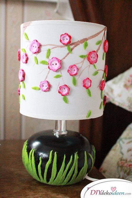 DIY Frühjahrsdekoideen – Lampe mit Knöpfen verzieren 