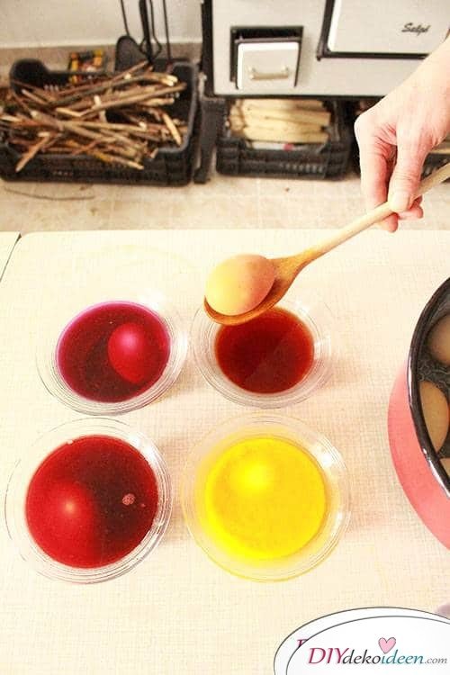 Natürlich Eier färben - DIY Ostereierfarbe 