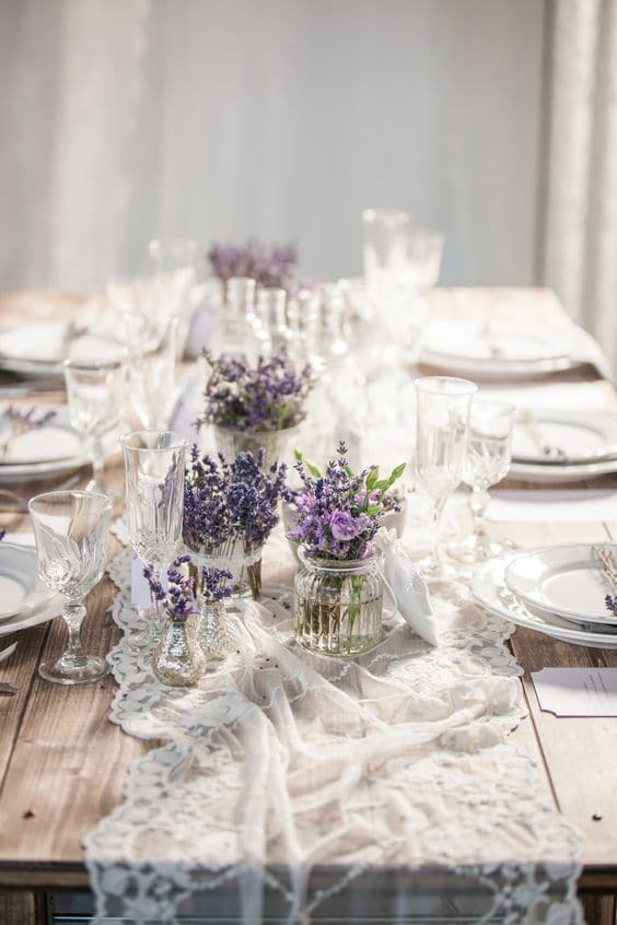 Hochzeitstischdeko Ideen - Blumenschmuck mit Lavendel 