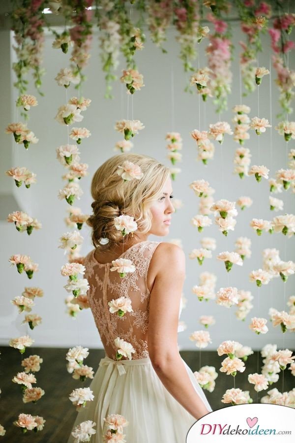 DIY Hochzeitsdekoration Bastelideen - Blumenvorhang als Bildhintergrund 