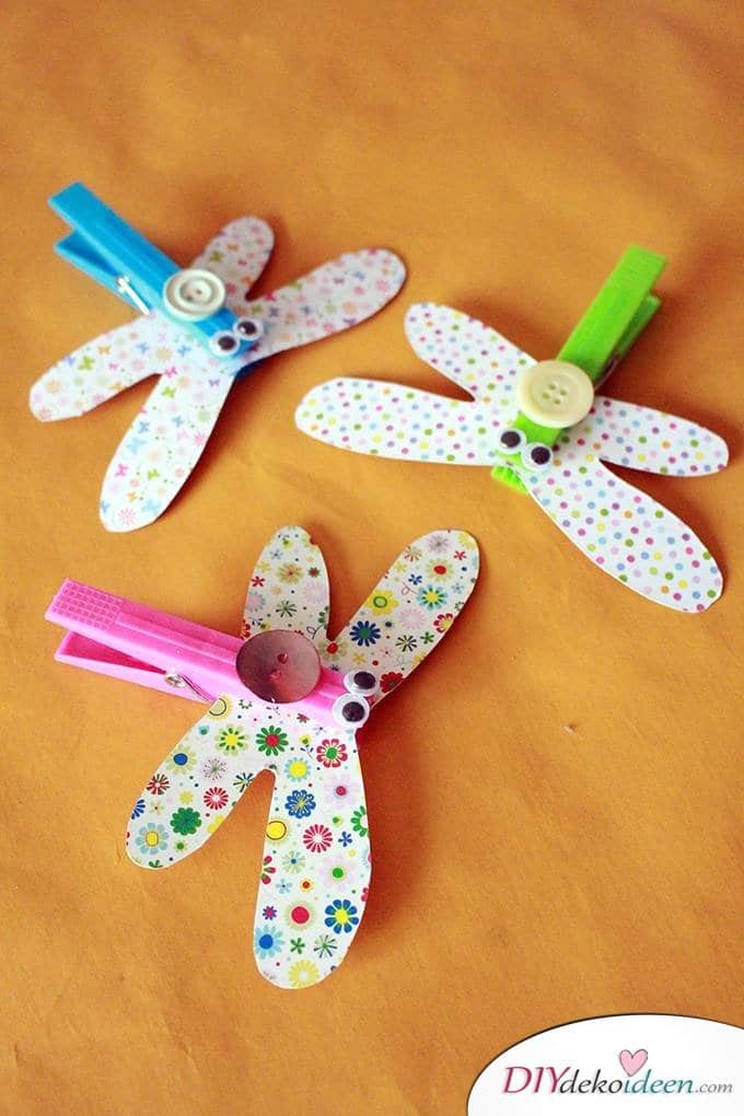 Basteln mit Kleinkindern – DIY Libellen aus Wäscheklammern