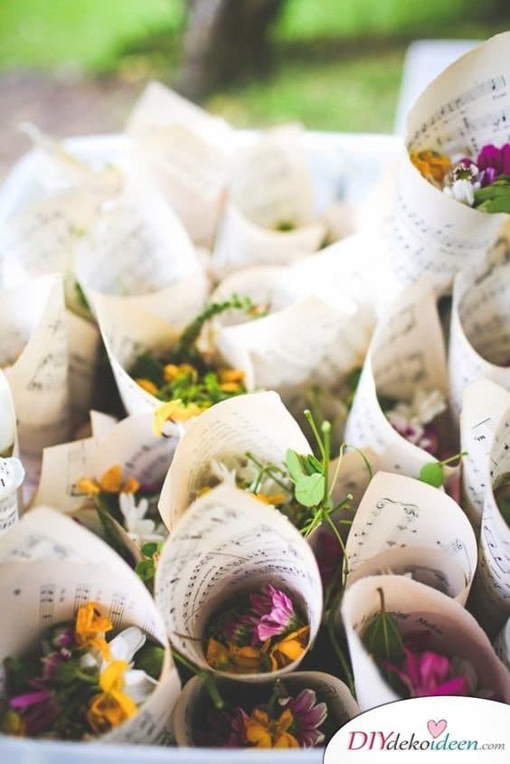 20 + DIY Bastelideen zur Hochzeit - DIY Blumen Konfetti