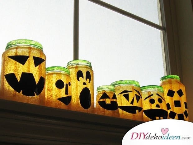 Gruselige Halloween Einmachgläser basteln - DIY Bastelideen Kürbislaterne 