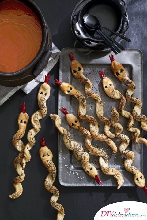 Halloween Snack Rezepte für Kinder - Brot-Schlangen