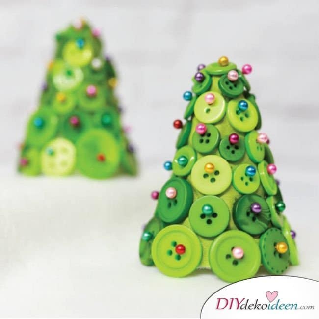 Weihnachtsbasteln mit Kindern - 15 DIY Bastelideen - basteln mit Knöpfen - Weihnachten Bastelidee