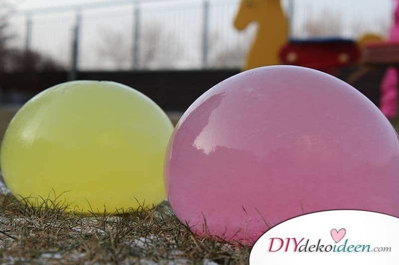 DIY Eiskugeln, DIY Bastelideen, DIY Projekte, Winter, Winter Bastelidee, Outdoor DIY, Garten DIY, basteln mit Luftballons, Luftballons, einfache DIY Idee, basteln mit Kindern, basteln mit Kleinkindern,