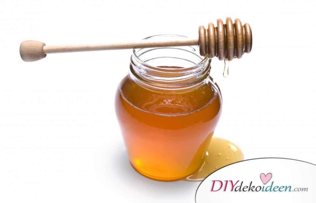 Honig tötet Keime ab und bindet Feuchtigkeit. Er reinigt die Haut und macht die Haut angenehm zart. Honig ist reich an Antioxidantien, die die Haut weich und gesund machen und heilt Wunden.