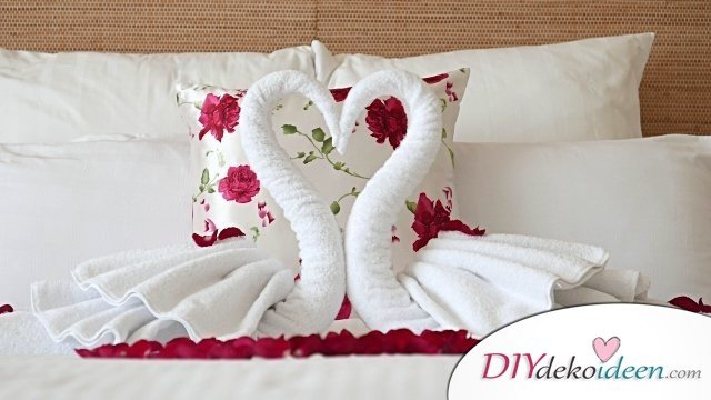 DIY Schlafzimmer Deko-Ideen zum Valentinstag: Handtuchschwan falten