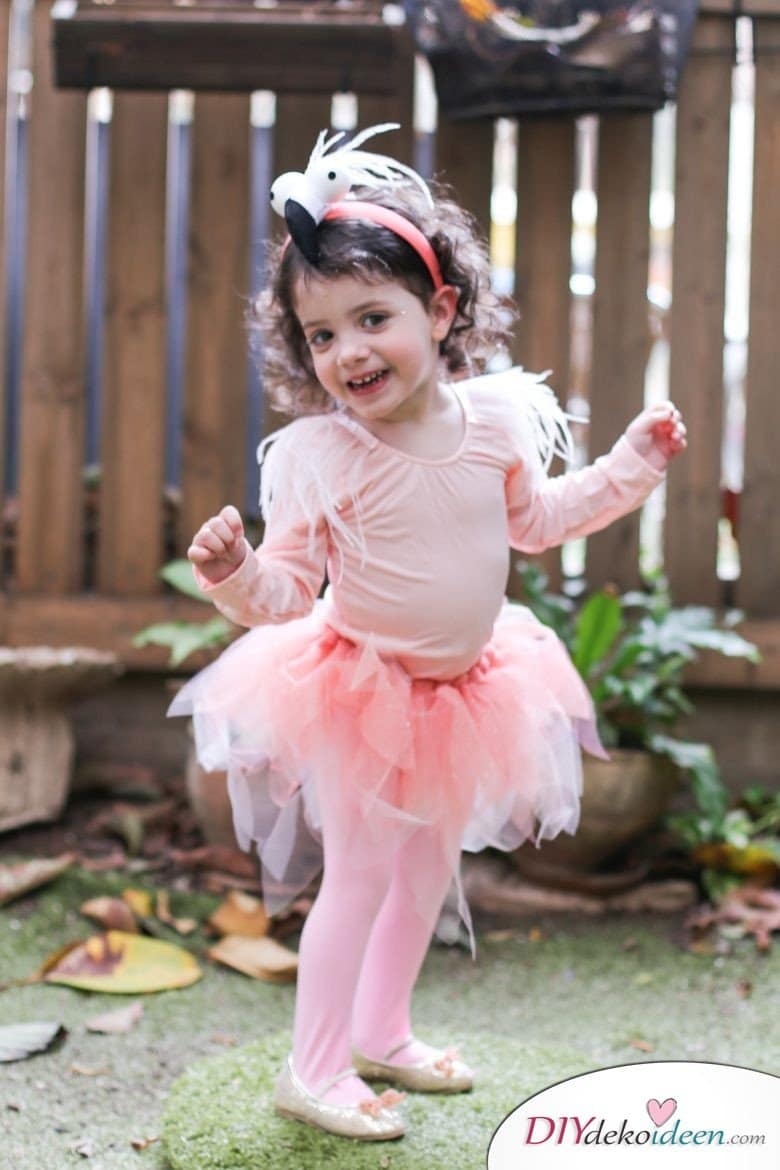 15 witzige Halloween Kostüm Ideen für Kinder zum selbermachen - Flamingo- Kinderkostüm 
