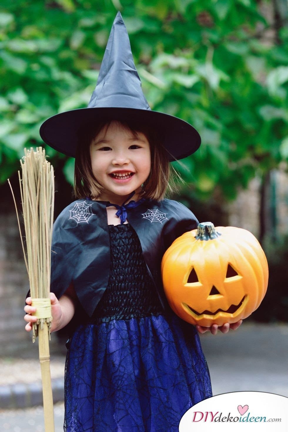 15 witzige Halloween Kostüm Ideen für Kinder zum selbermachen - Hexe- Kinderkostüm 