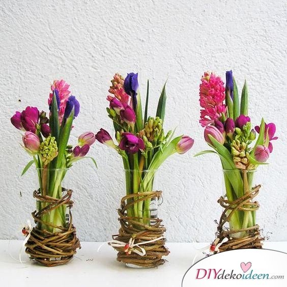 Frühling Tischdeko Ideen mit Blumen – mit Reben umwickelte Vasen