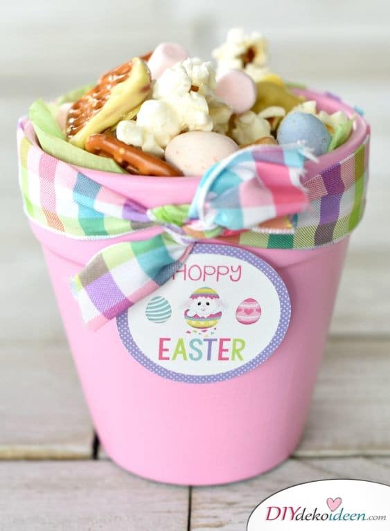 Mit Süßigkeiten gefüllter Blumentopf - kleine Geschenke für Kinder