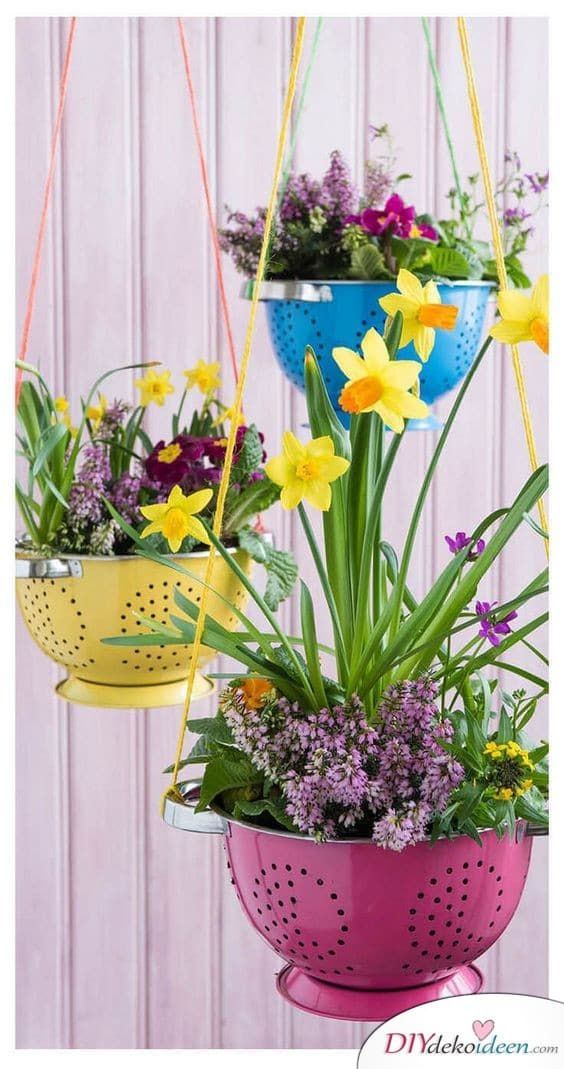 Frühlingsdeko basteln – Blumenampeln aus Sieben