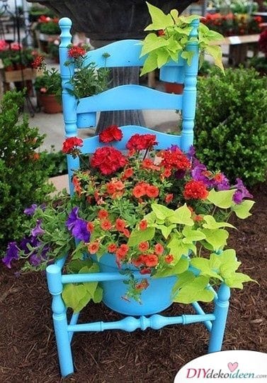 Stuhl mit Blumentopf - Frühlingsdeko im Garten